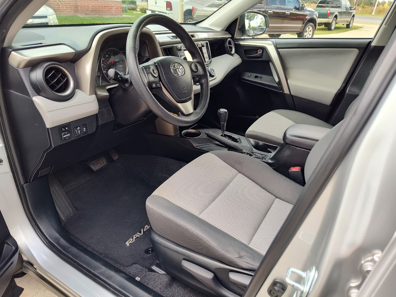 2015 Toyota RAV4 LE photo 2