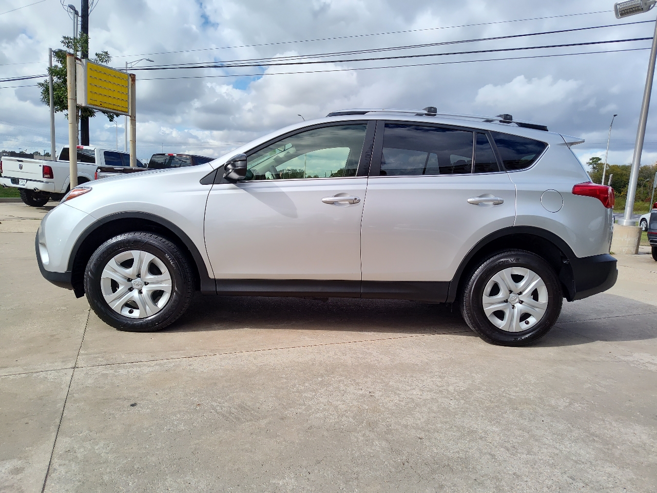 2015 Toyota RAV4 LE photo 3