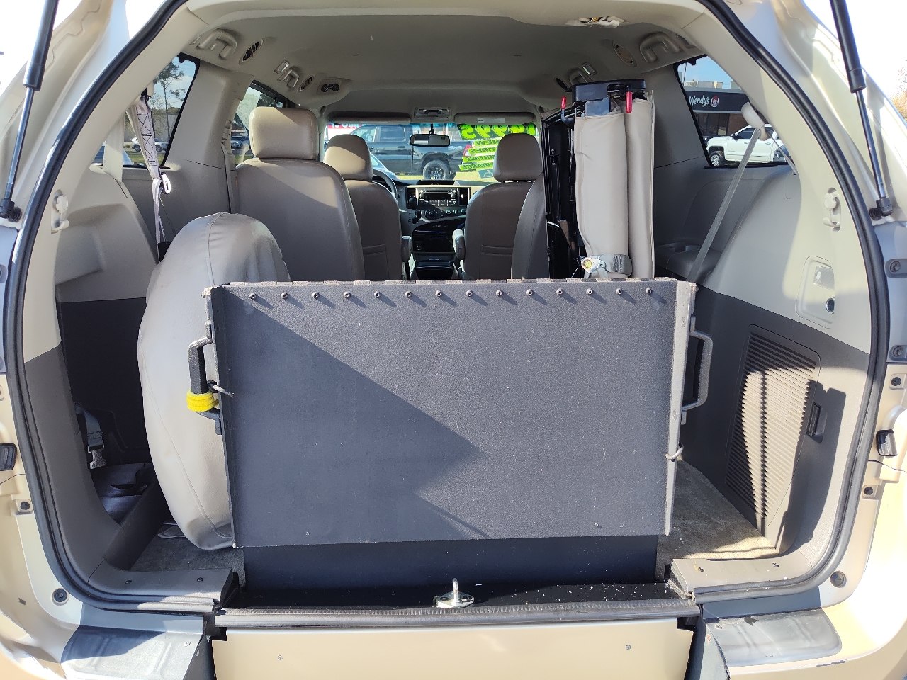 Toyota Sienna 5dr 7-Pass Van V6 LE FWD (Natl) 2011