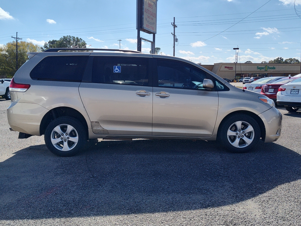 Toyota Sienna 5dr 7-Pass Van V6 LE FWD (Natl) 2011