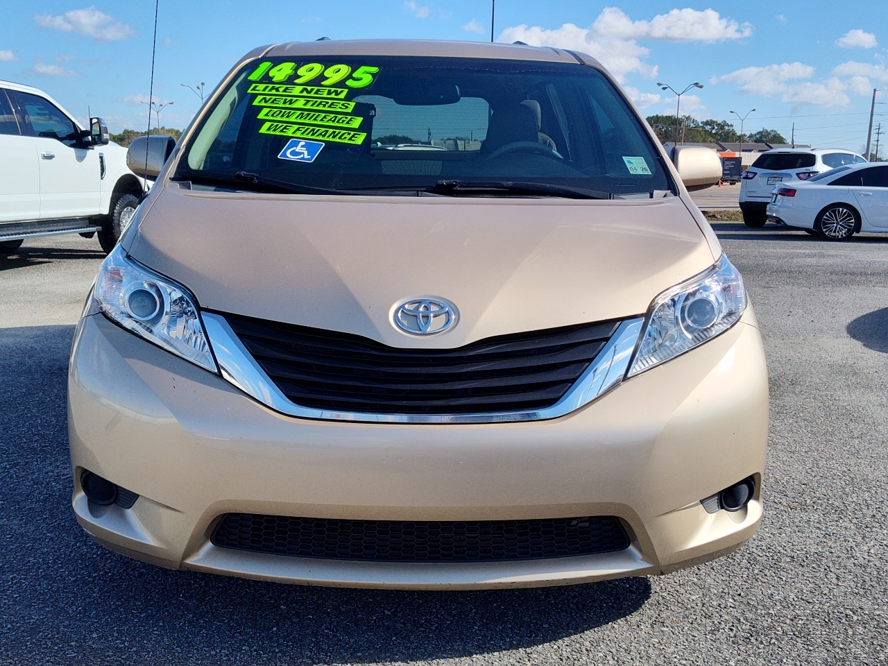 Toyota Sienna 5dr 7-Pass Van V6 LE FWD (Natl) 2011