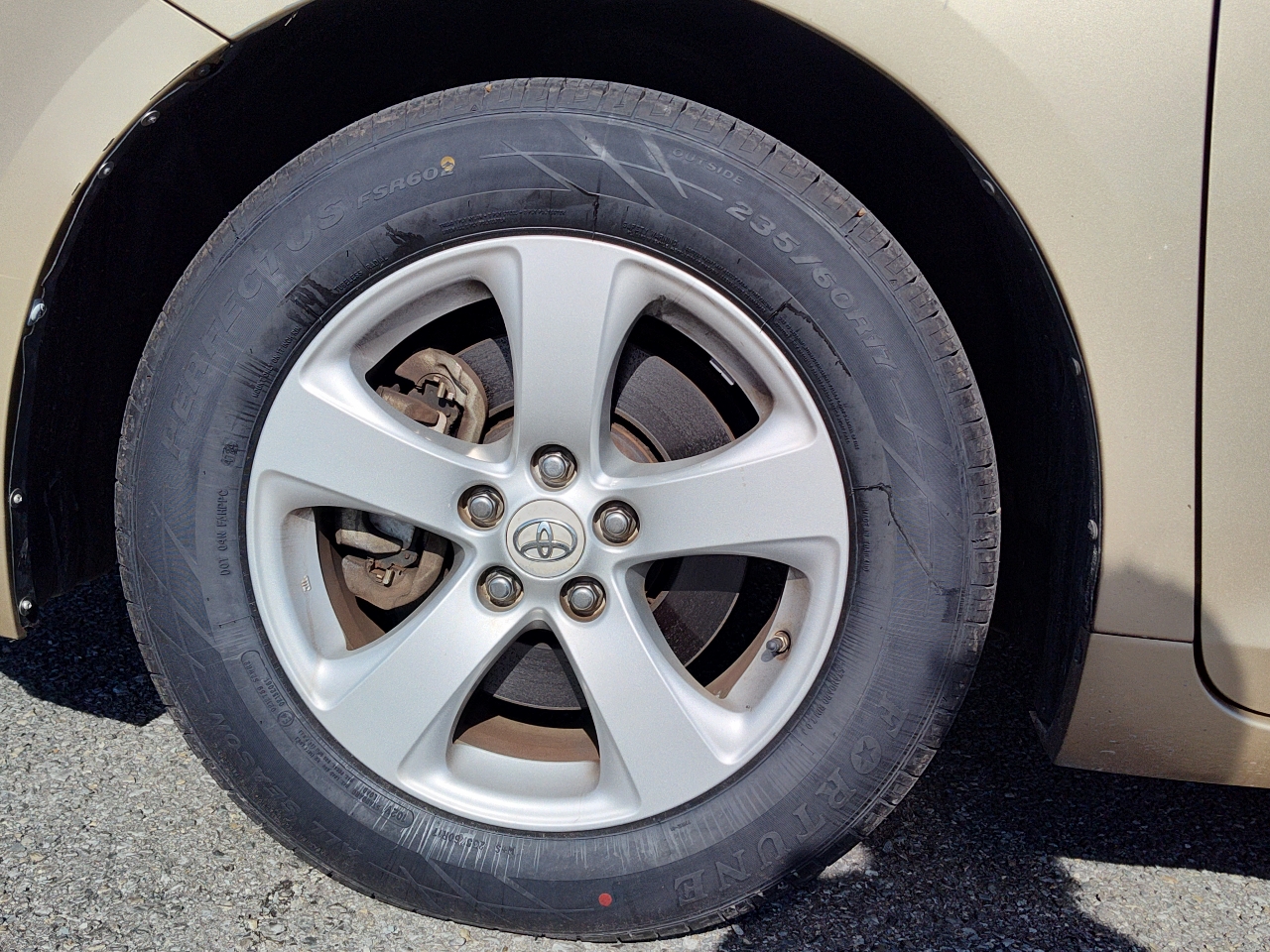 Toyota Sienna 5dr 7-Pass Van V6 LE FWD (Natl) 2011