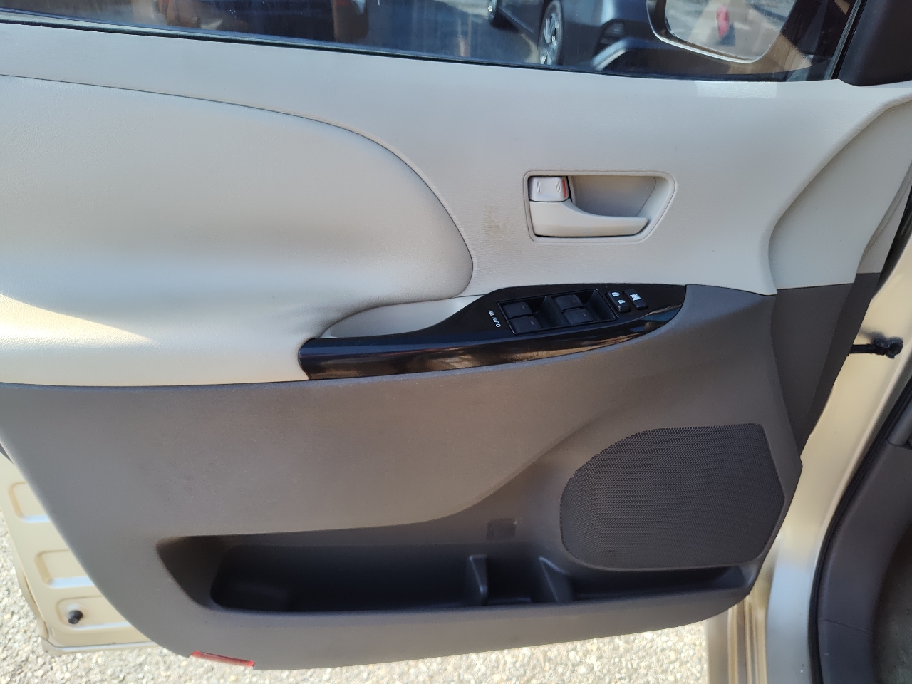 Toyota Sienna 5dr 7-Pass Van V6 LE FWD (Natl) 2011