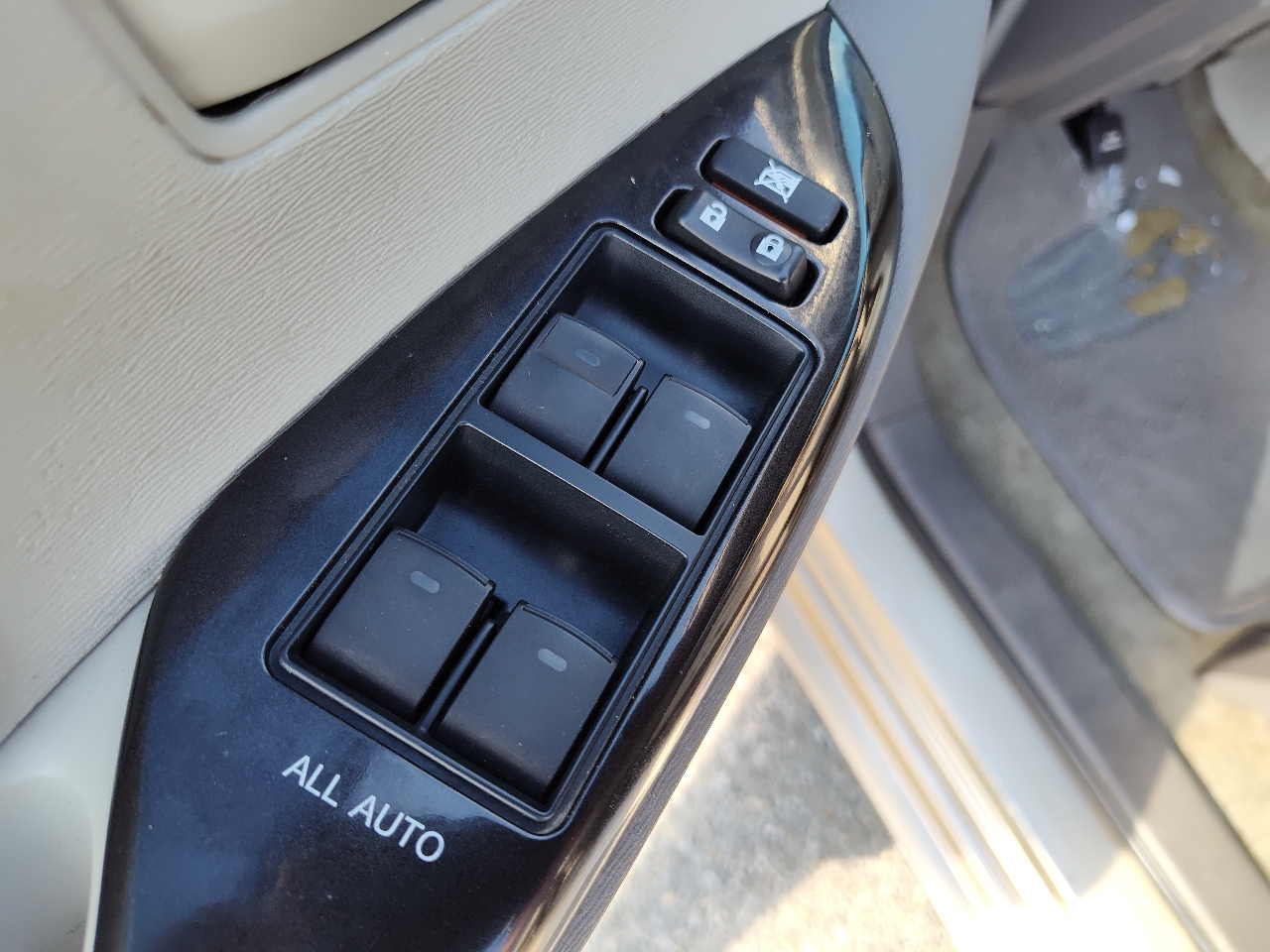 Toyota Sienna 5dr 7-Pass Van V6 LE FWD (Natl) 2011