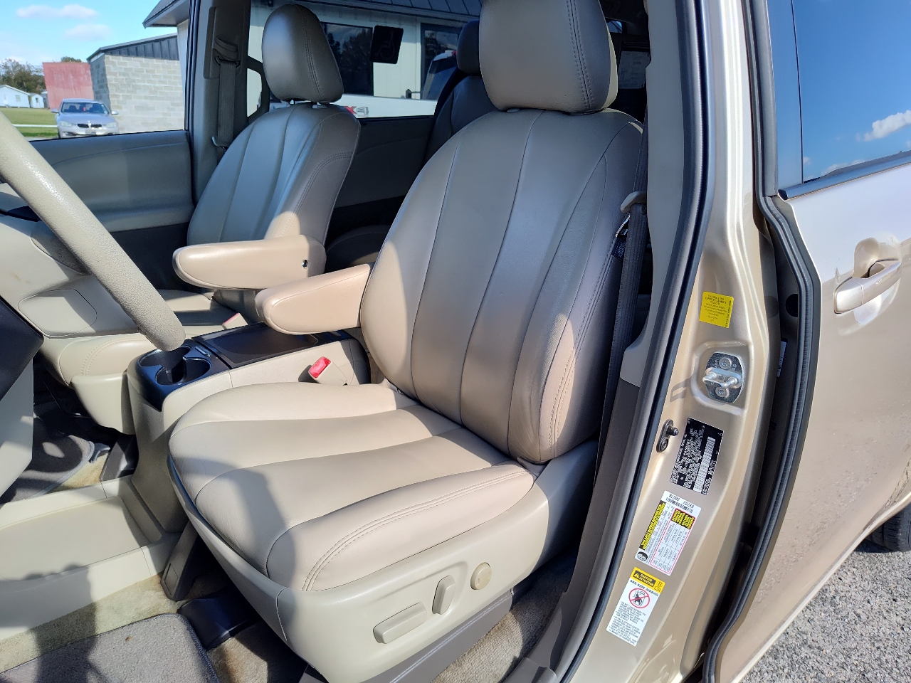 Toyota Sienna 5dr 7-Pass Van V6 LE FWD (Natl) 2011