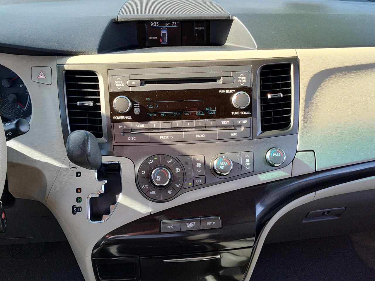 Toyota Sienna 5dr 7-Pass Van V6 LE FWD (Natl) 2011