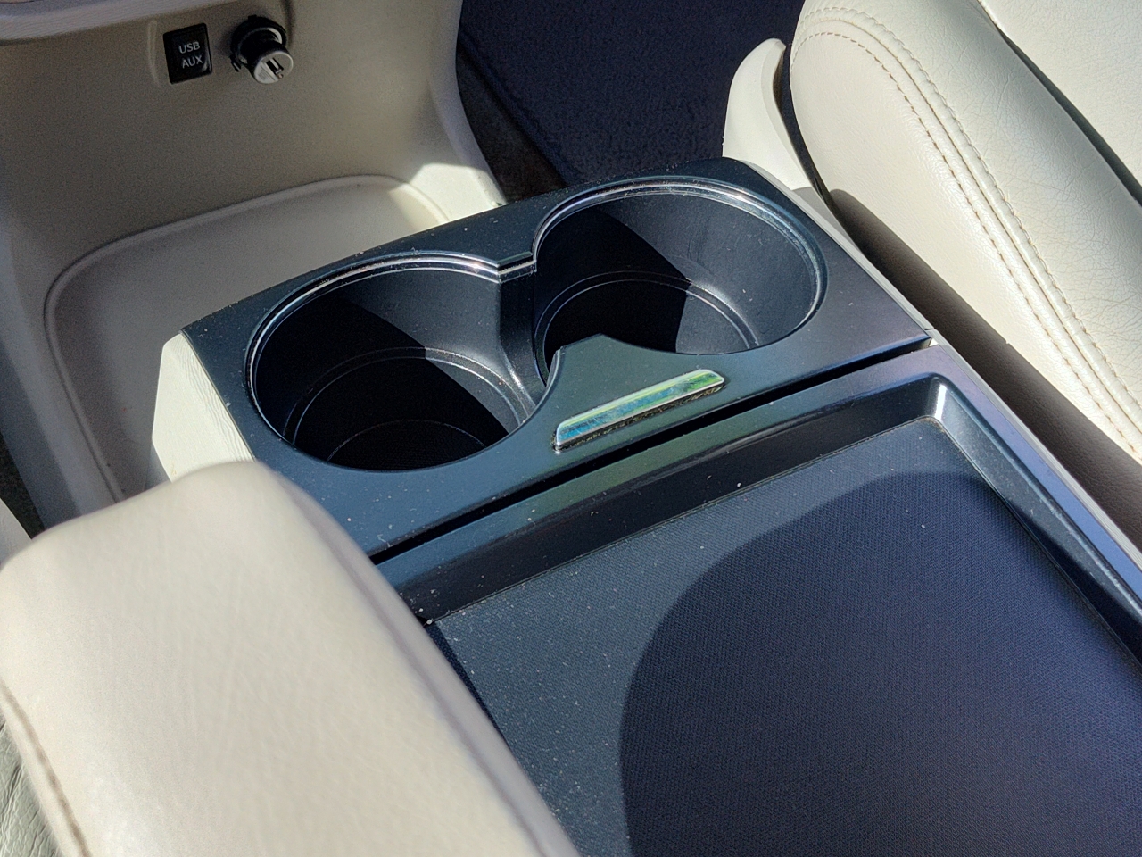 Toyota Sienna 5dr 7-Pass Van V6 LE FWD (Natl) 2011