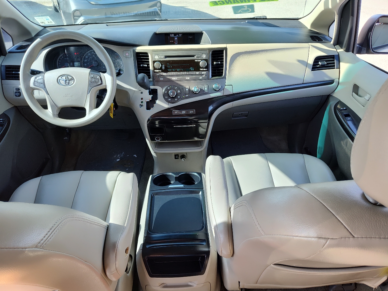 Toyota Sienna 5dr 7-Pass Van V6 LE FWD (Natl) 2011