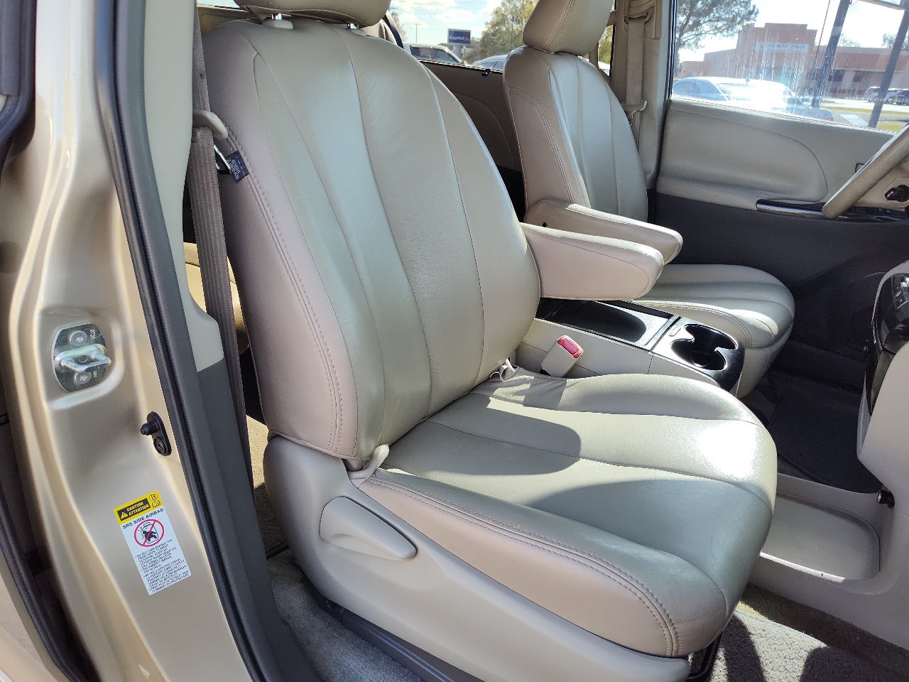 Toyota Sienna 5dr 7-Pass Van V6 LE FWD (Natl) 2011