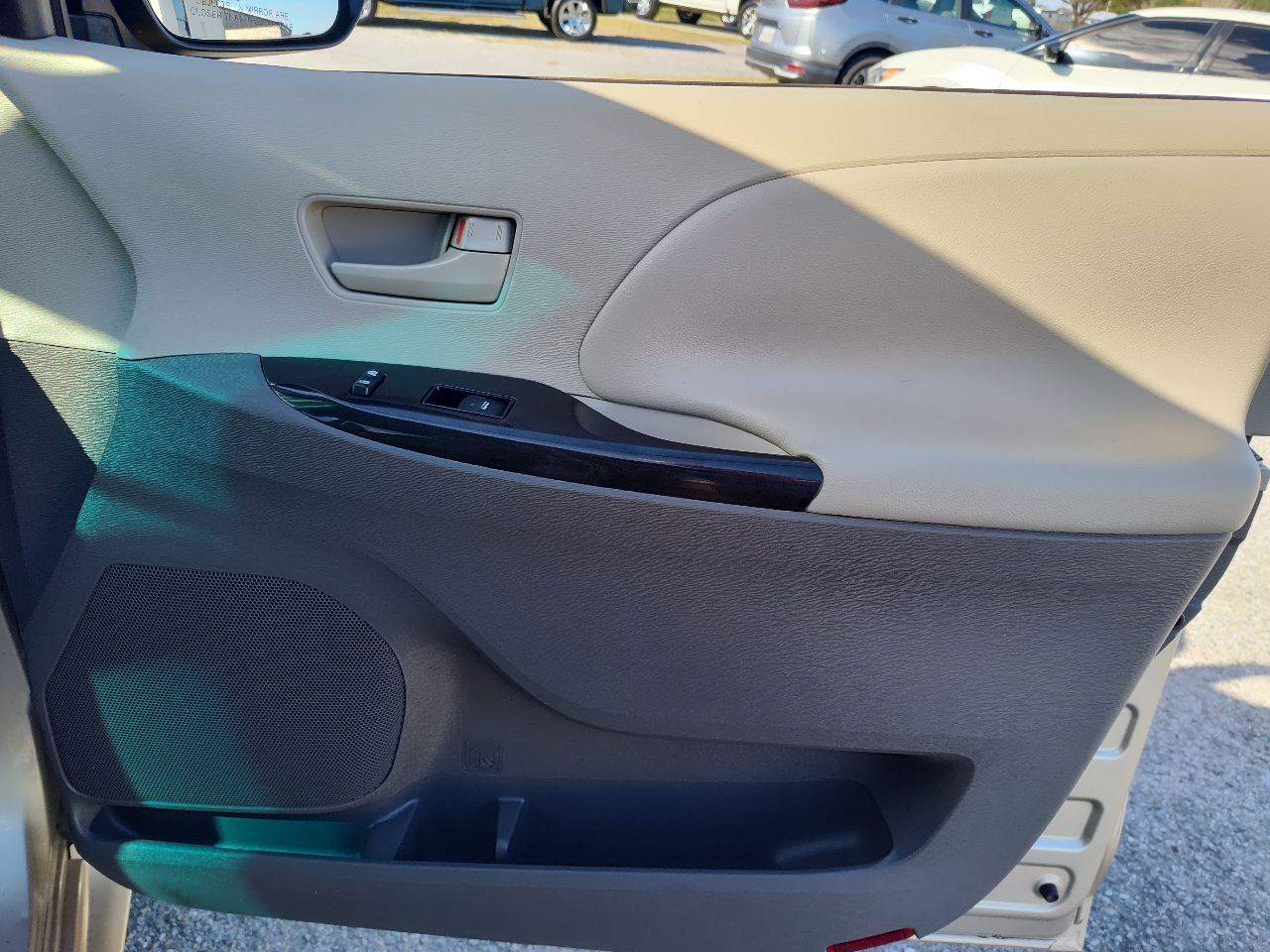 Toyota Sienna 5dr 7-Pass Van V6 LE FWD (Natl) 2011