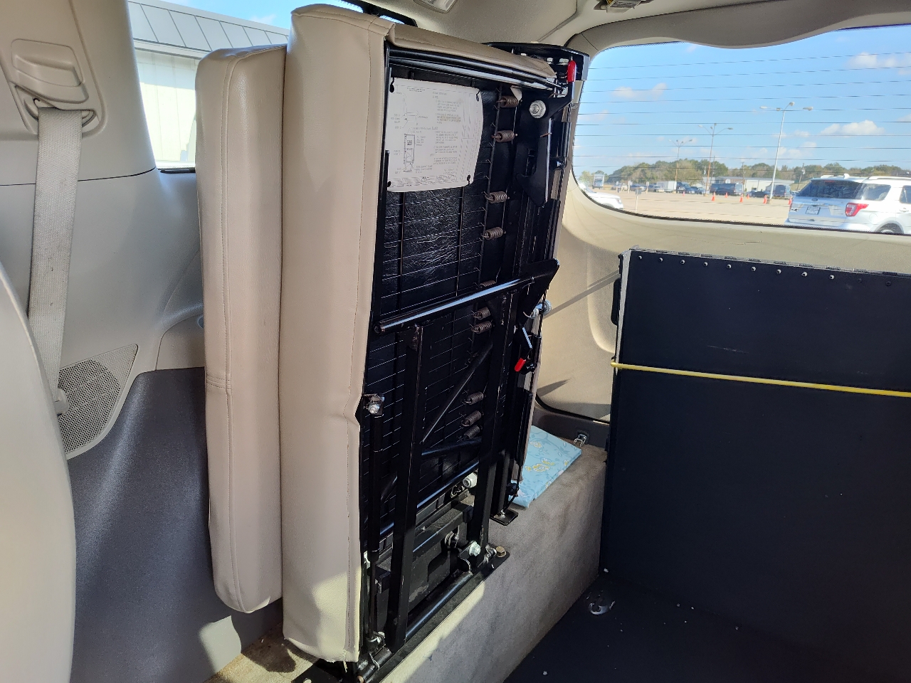 Toyota Sienna 5dr 7-Pass Van V6 LE FWD (Natl) 2011