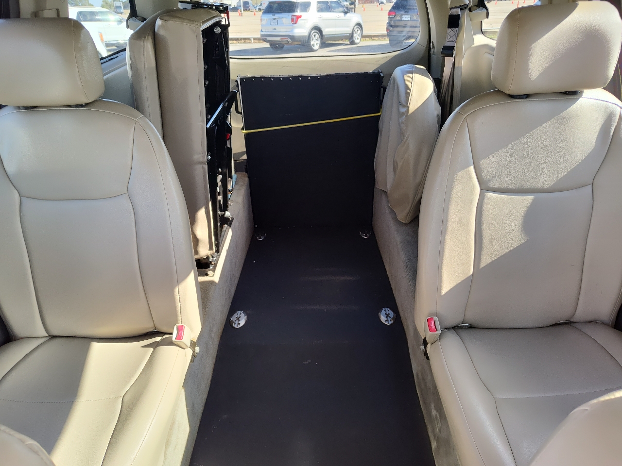 Toyota Sienna 5dr 7-Pass Van V6 LE FWD (Natl) 2011