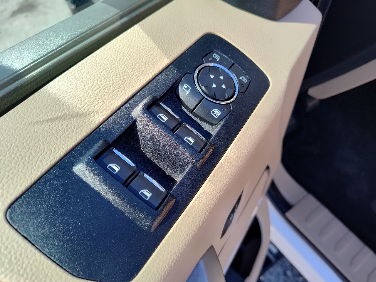 Ford F-150 Lariat SuperCrew Short Bed 4WD 2016