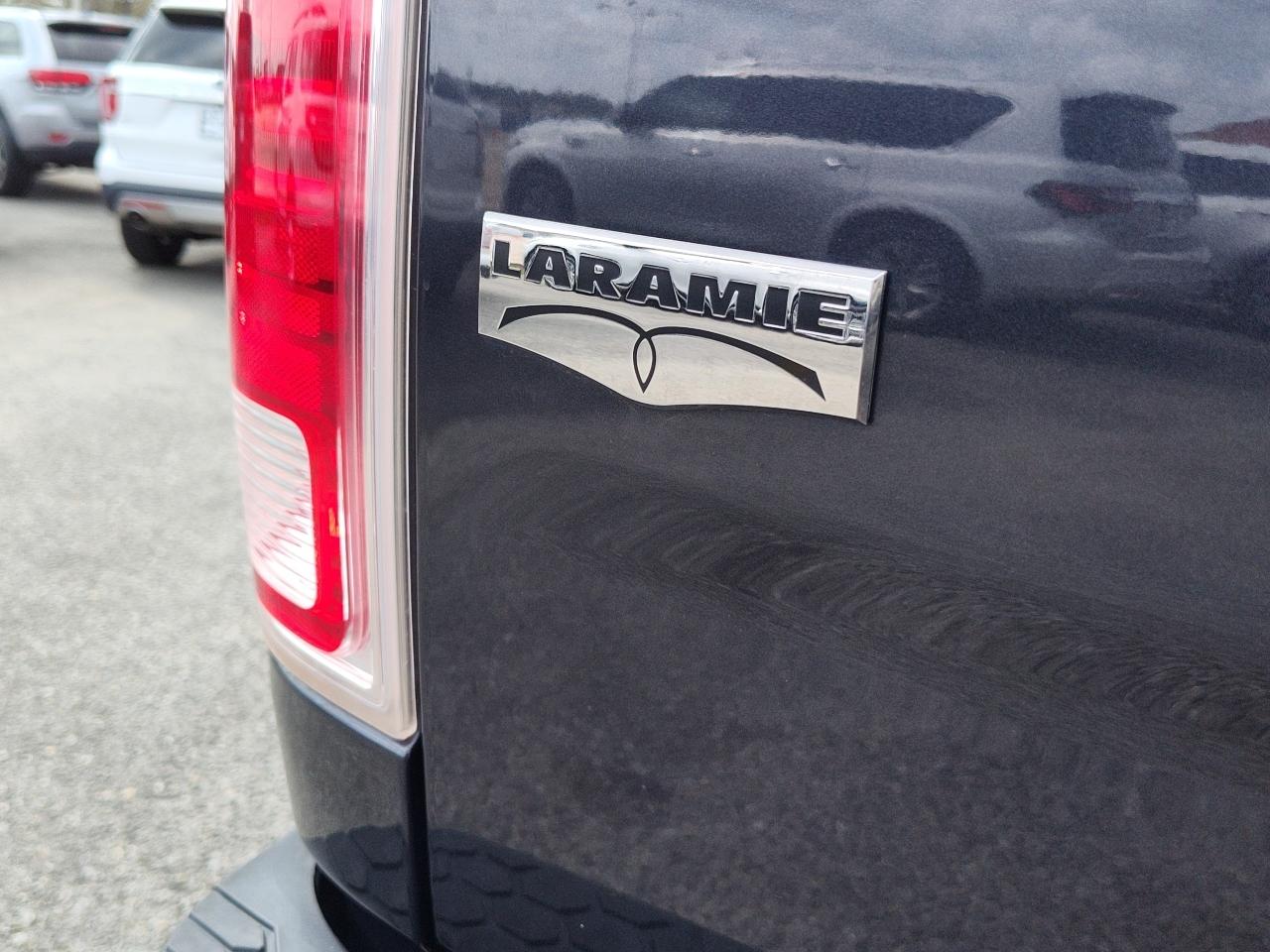 RAM 1500 4WD Crew Cab 140.5" Laramie 2015