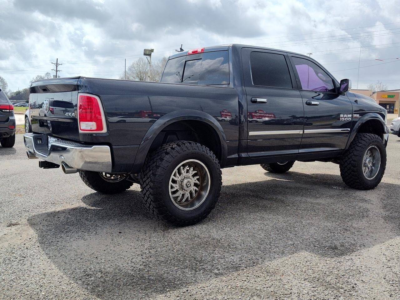 RAM 1500 4WD Crew Cab 140.5" Laramie 2015