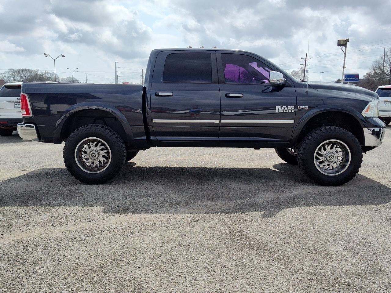 RAM 1500 4WD Crew Cab 140.5" Laramie 2015