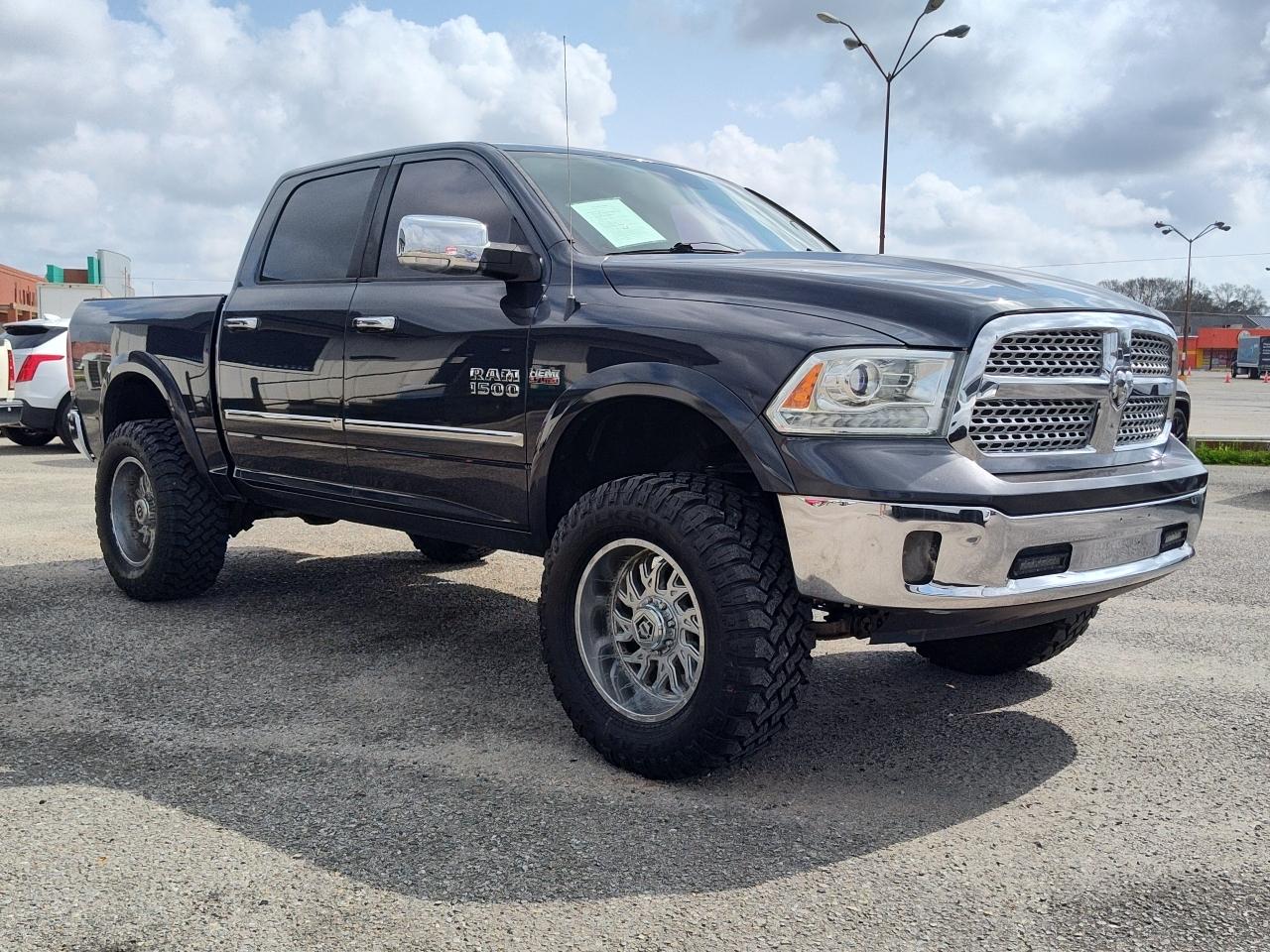 RAM 1500 4WD Crew Cab 140.5" Laramie 2015