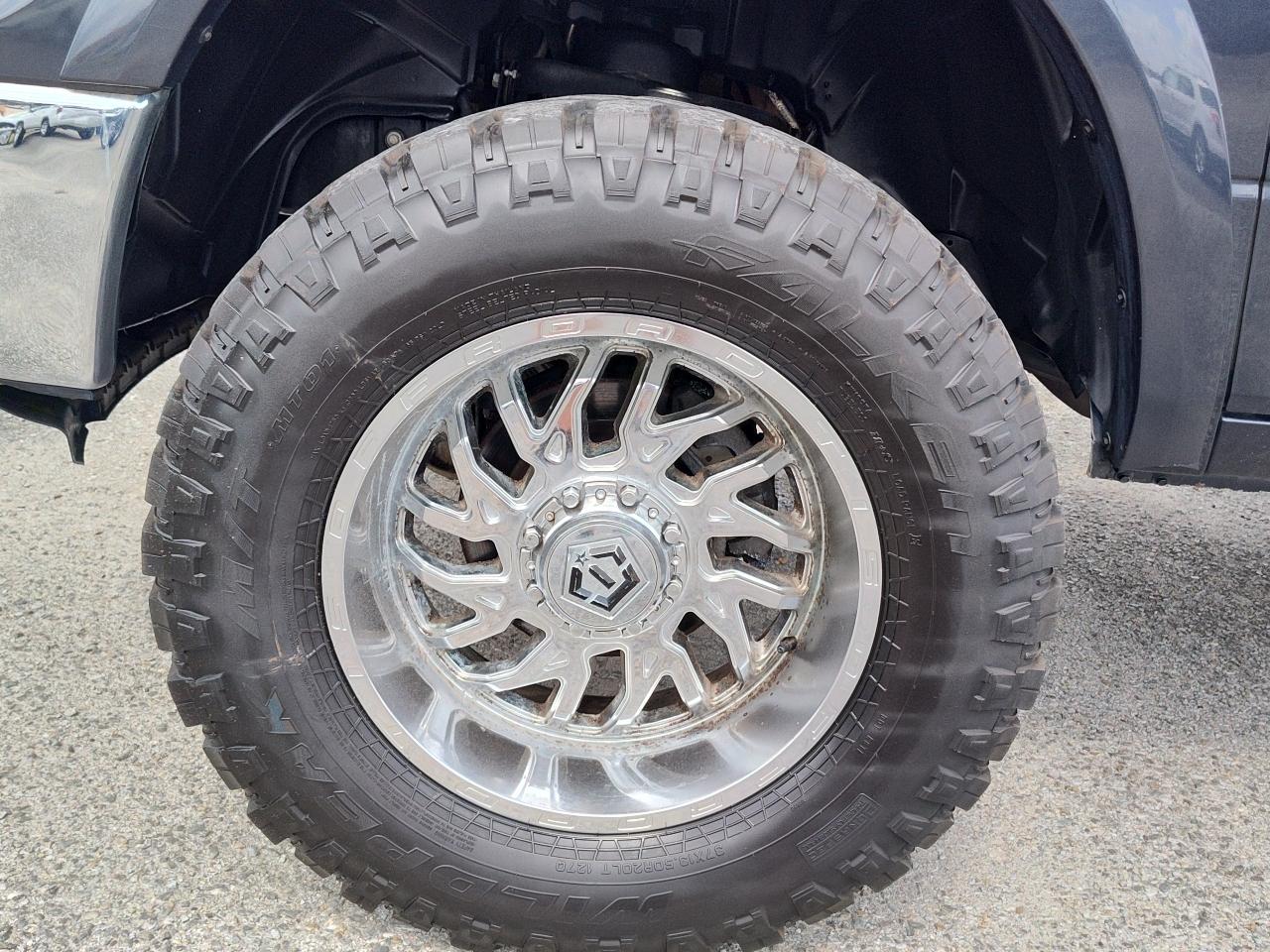 RAM 1500 4WD Crew Cab 140.5" Laramie 2015