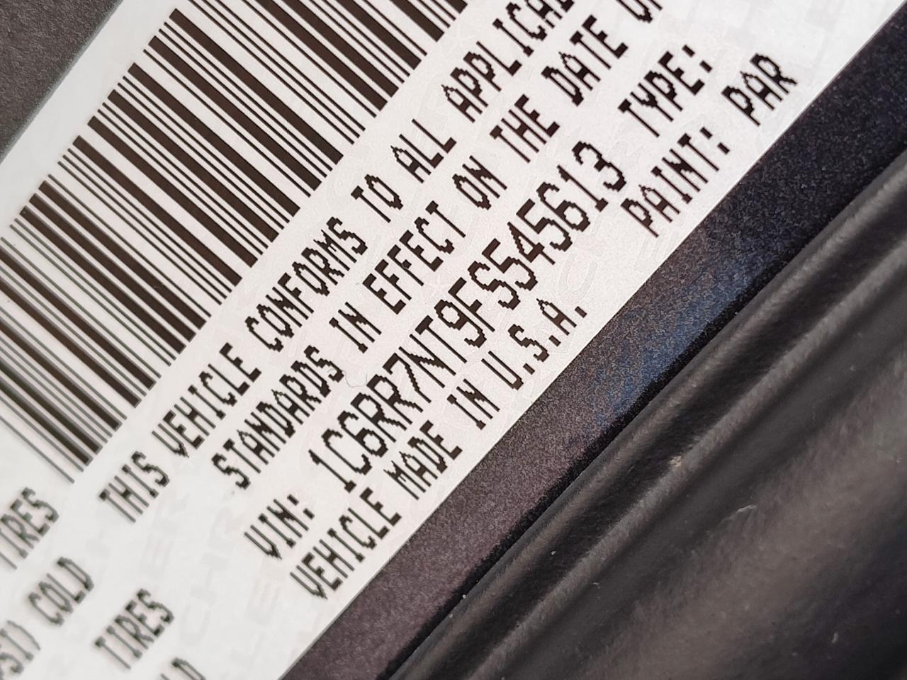 RAM 1500 4WD Crew Cab 140.5" Laramie 2015