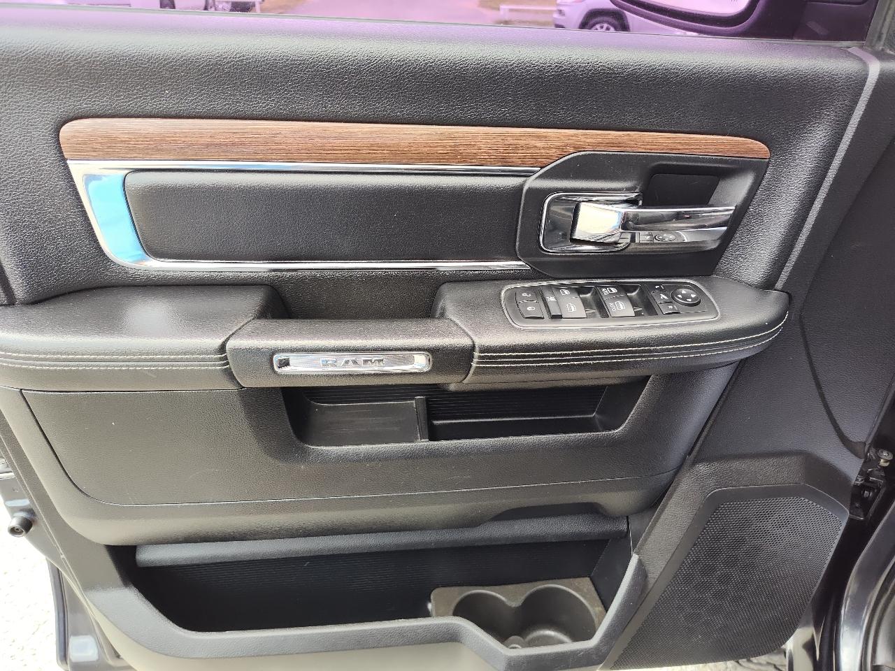 RAM 1500 4WD Crew Cab 140.5" Laramie 2015