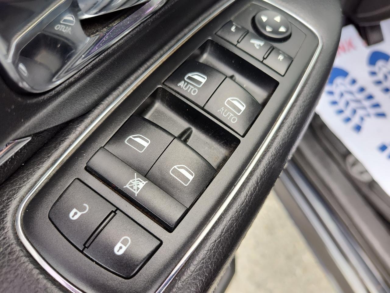 RAM 1500 4WD Crew Cab 140.5" Laramie 2015