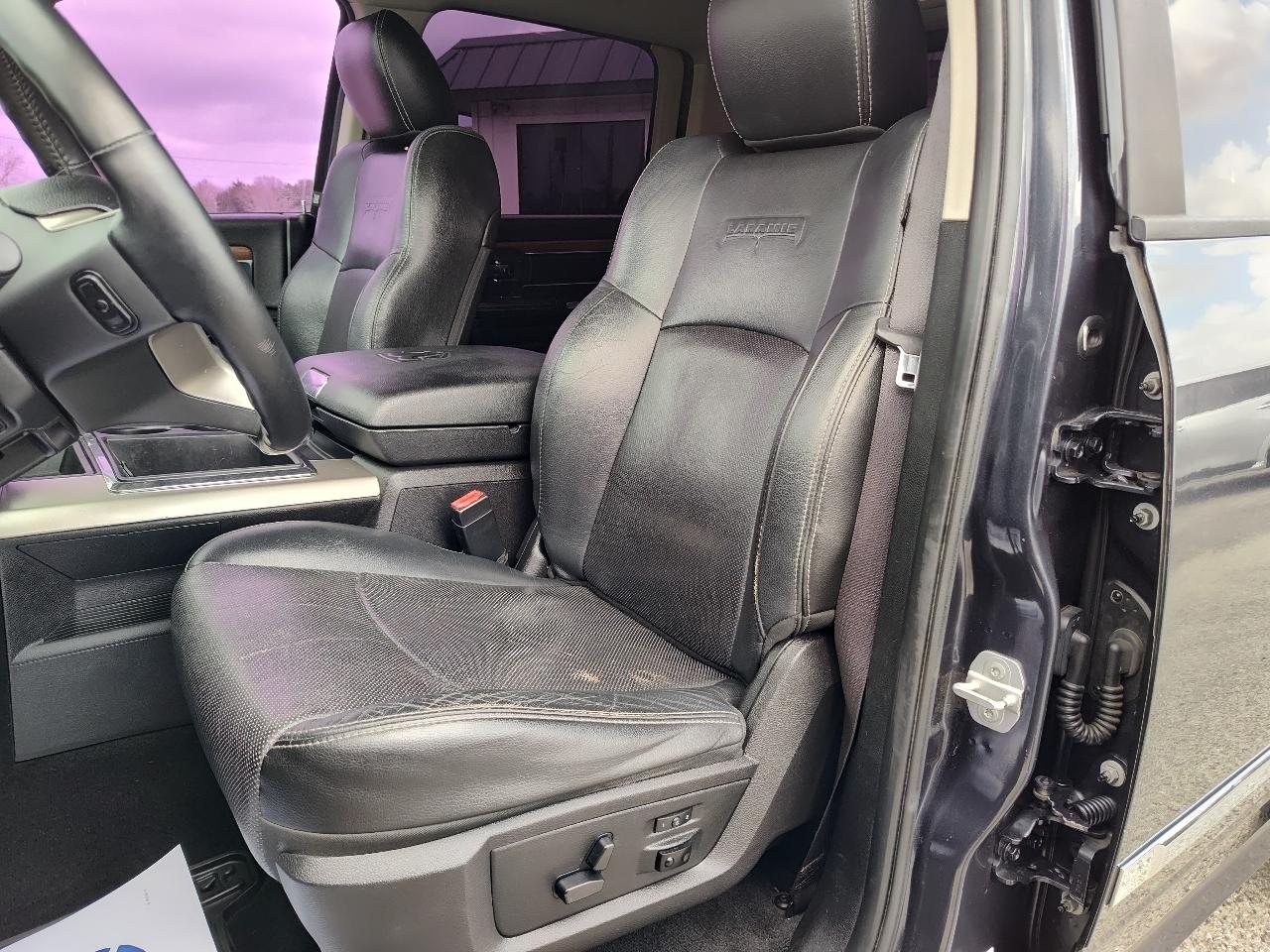 RAM 1500 4WD Crew Cab 140.5" Laramie 2015