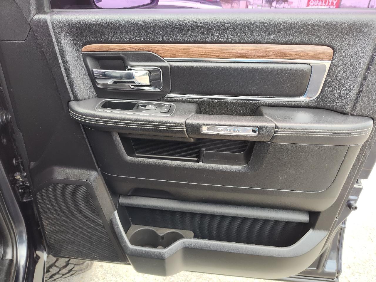 RAM 1500 4WD Crew Cab 140.5" Laramie 2015