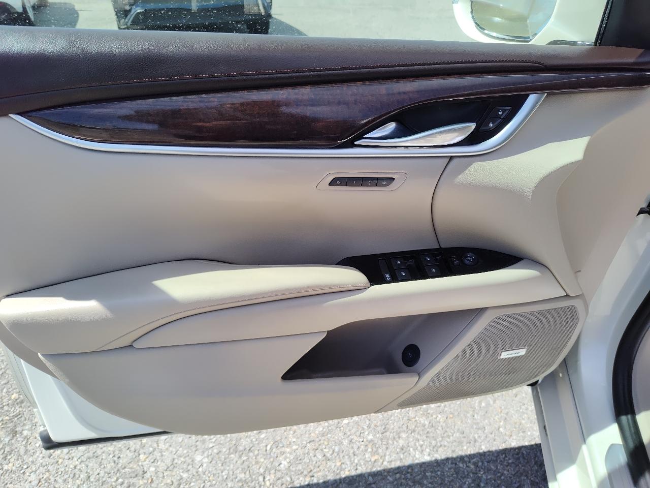 Cadillac XTS 4dr Sdn Luxury FWD 2013