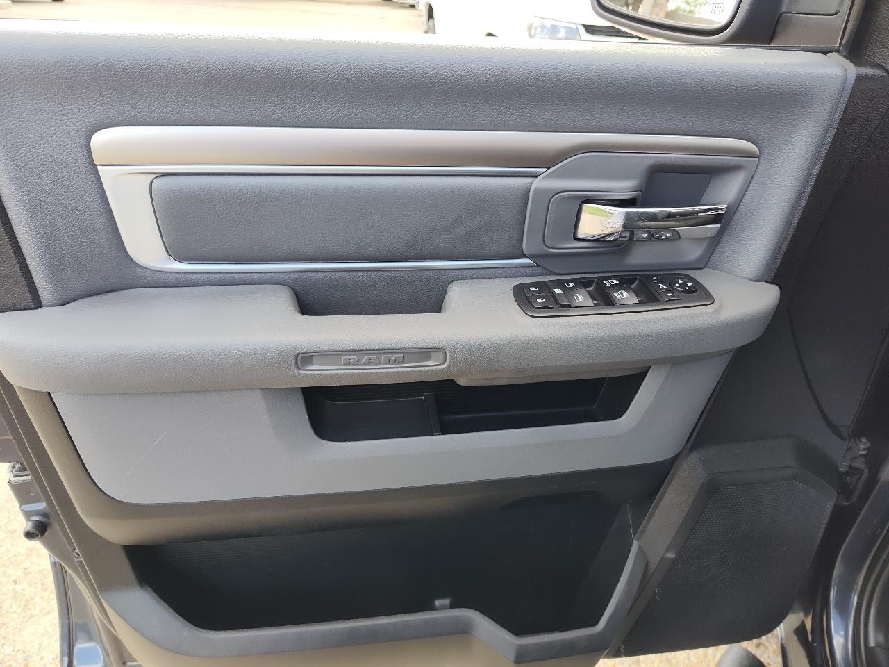 RAM 1500 Classic Lone Star 4x2 Crew Cab 5'7" Box 2019