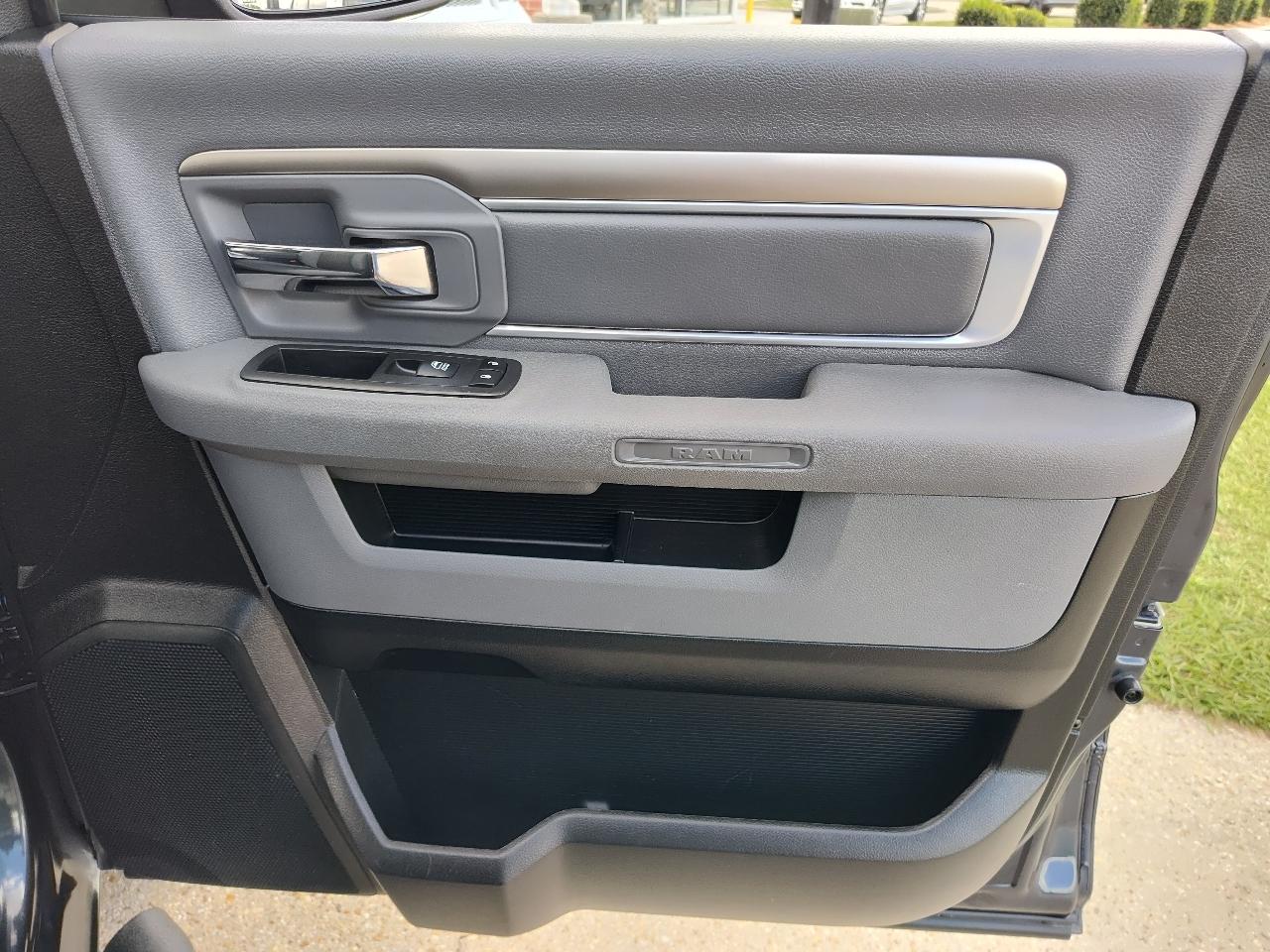 RAM 1500 Classic Lone Star 4x2 Crew Cab 5'7" Box 2019