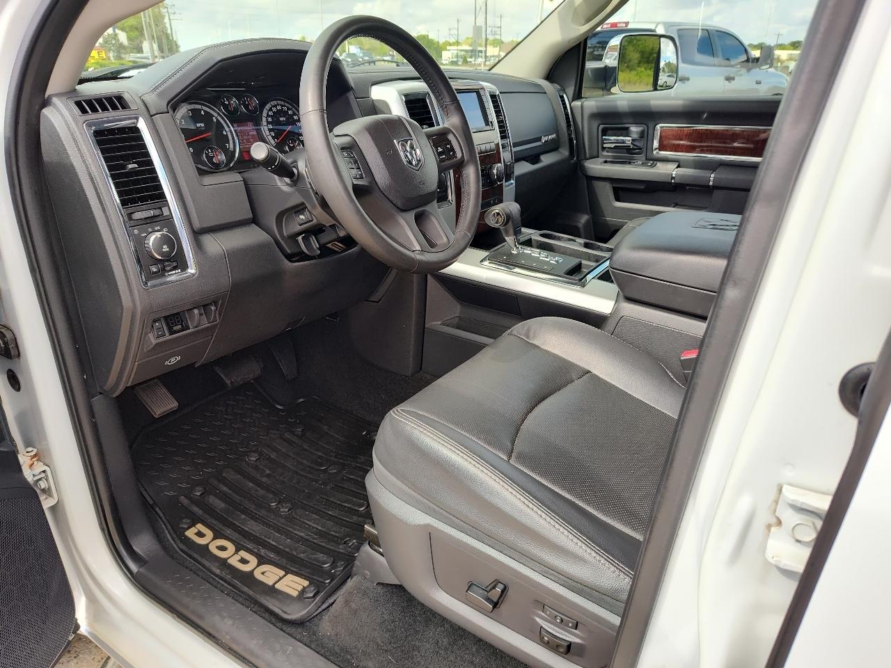 RAM 1500 4WD Crew Cab 140.5" Laramie 2012