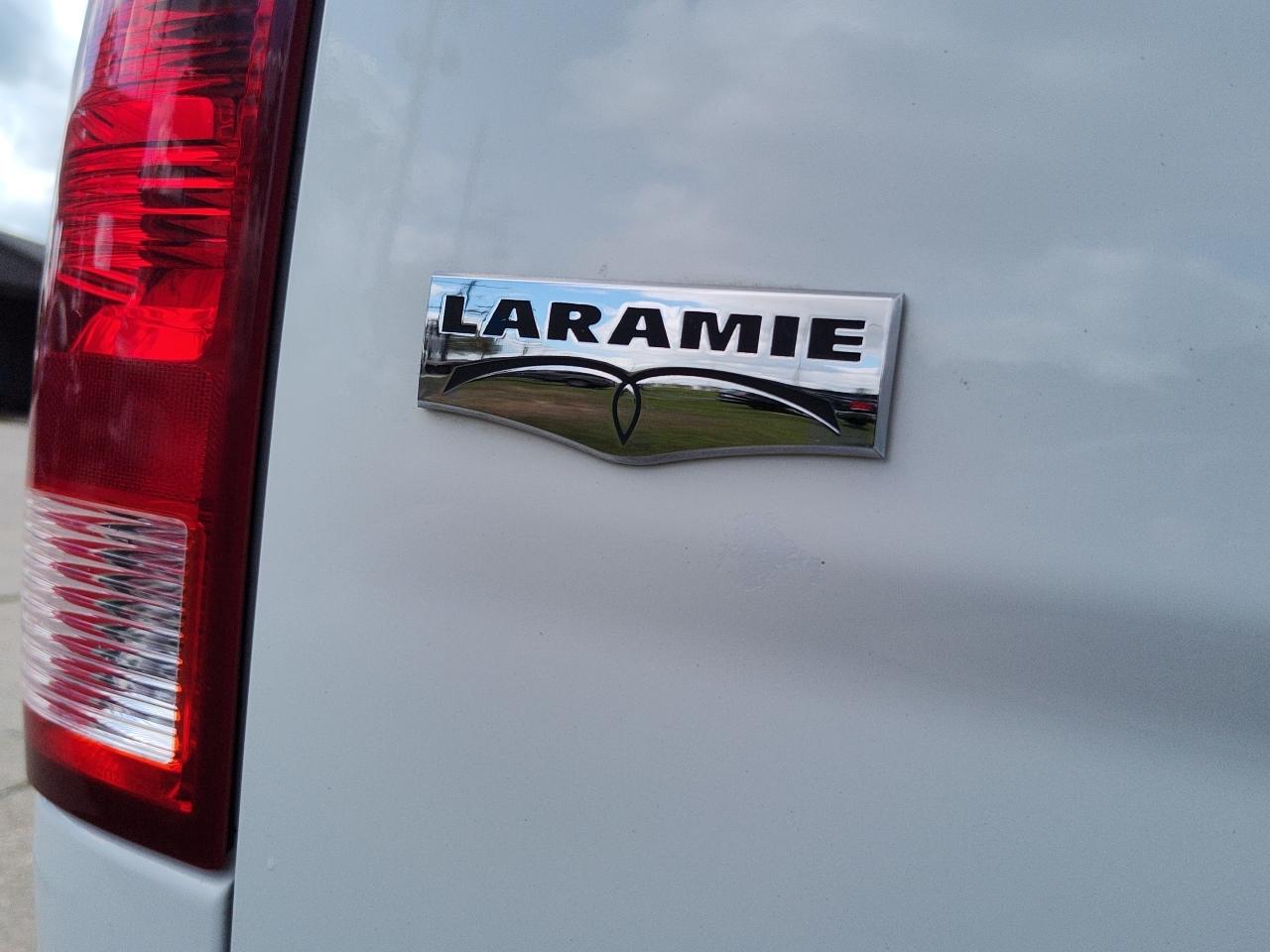 RAM 1500 4WD Crew Cab 140.5" Laramie 2012