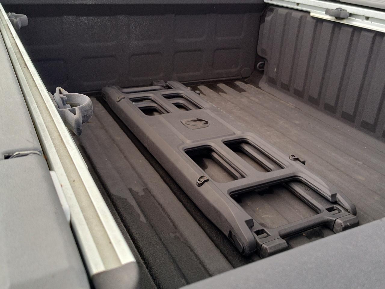 RAM 1500 4WD Crew Cab 140.5" Laramie 2012