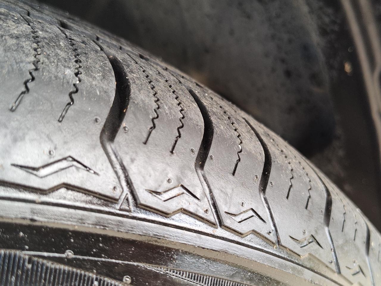 RAM 1500 4WD Crew Cab 140.5" Laramie 2012