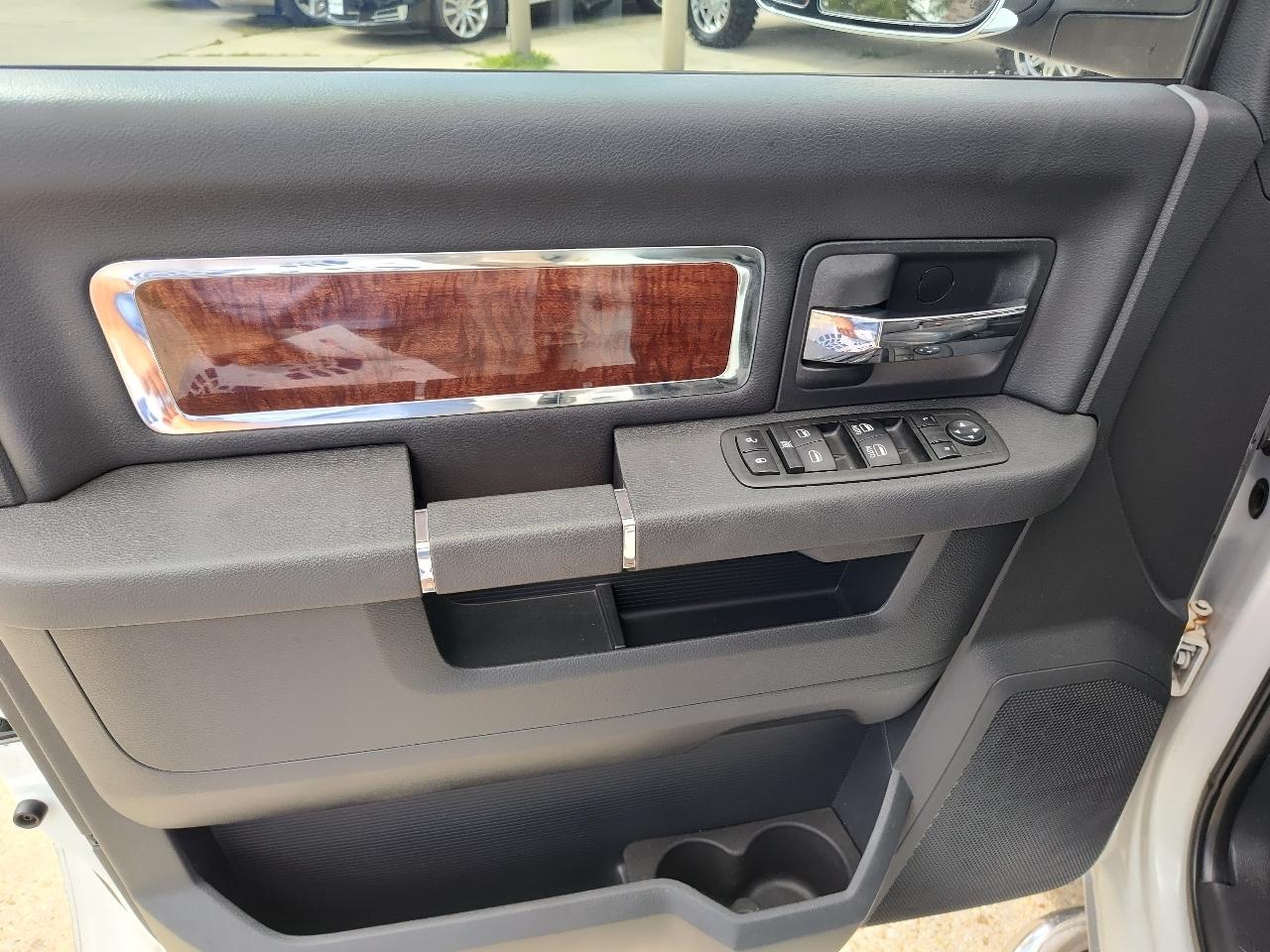 RAM 1500 4WD Crew Cab 140.5" Laramie 2012