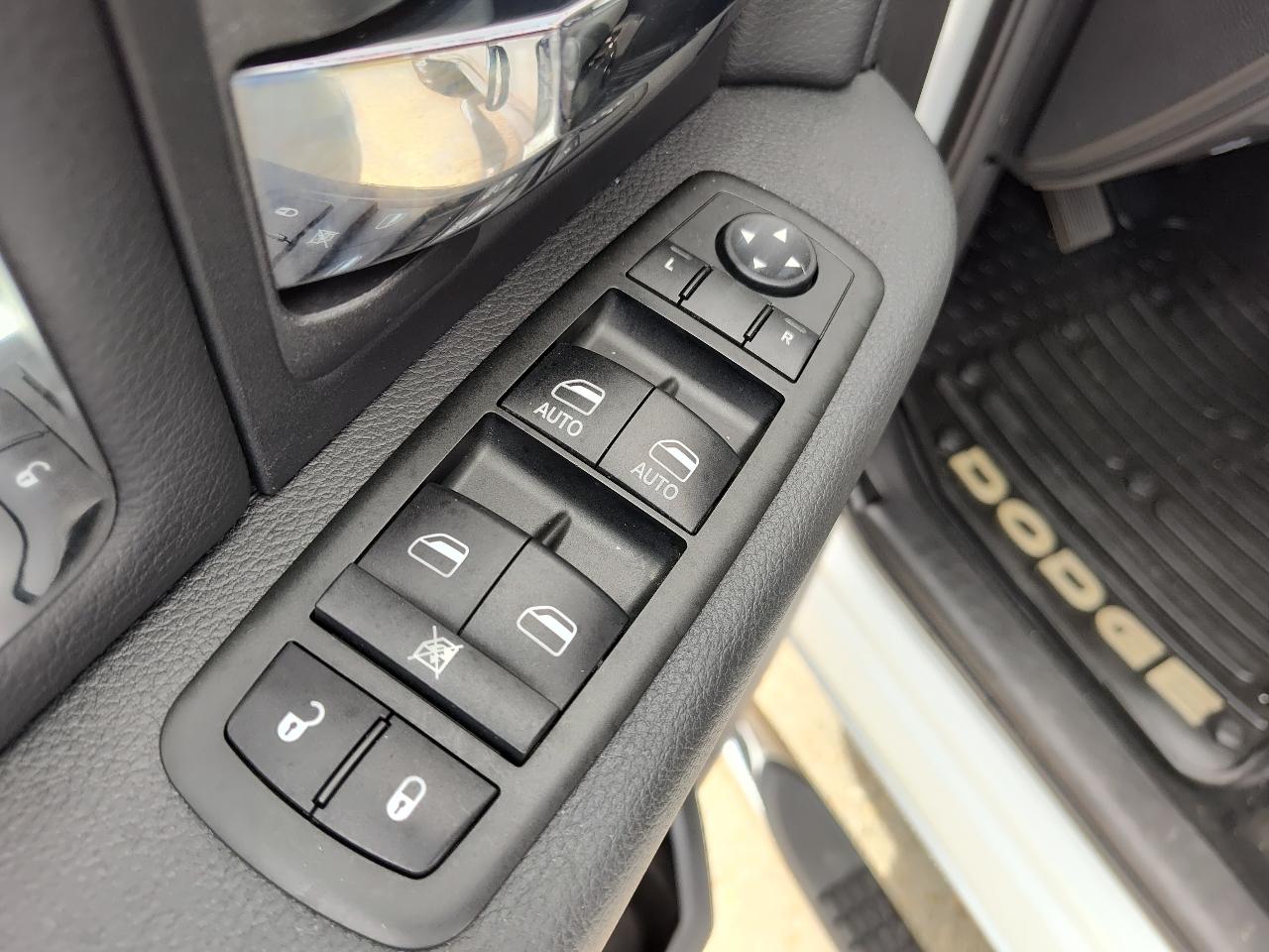 RAM 1500 4WD Crew Cab 140.5" Laramie 2012