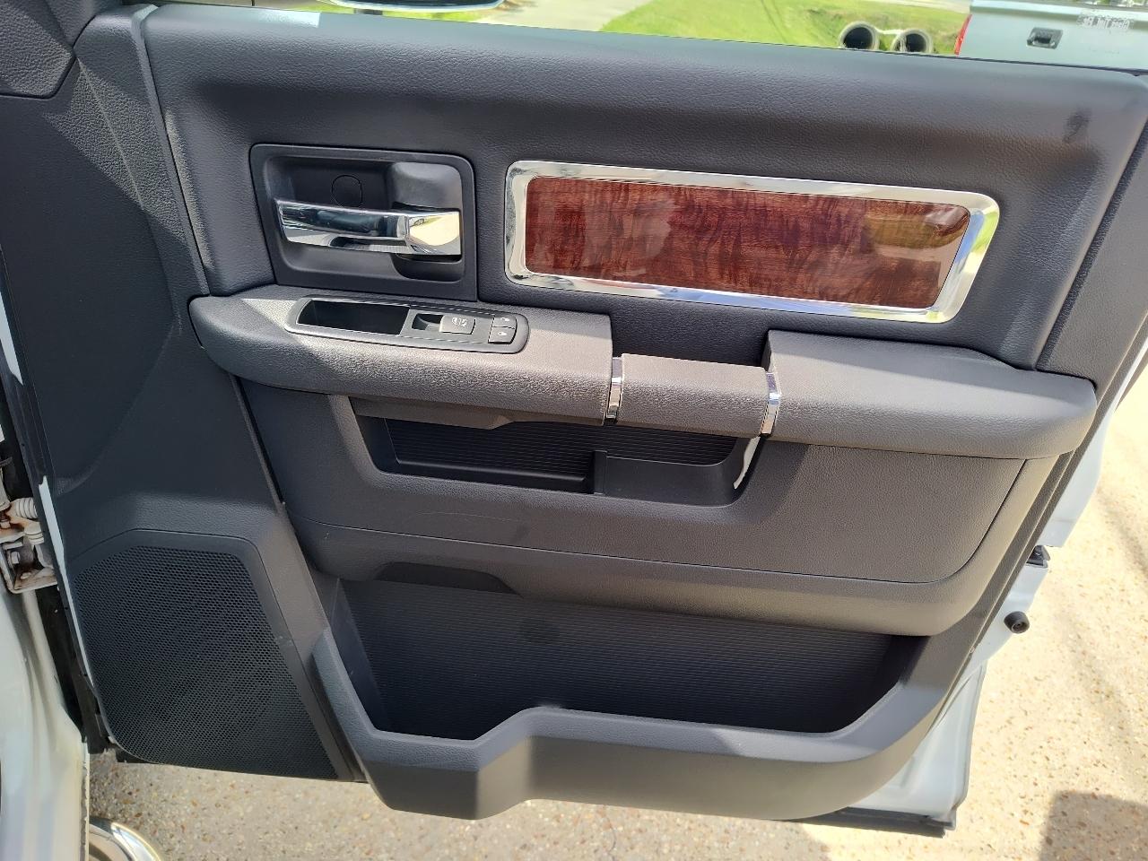 RAM 1500 4WD Crew Cab 140.5" Laramie 2012