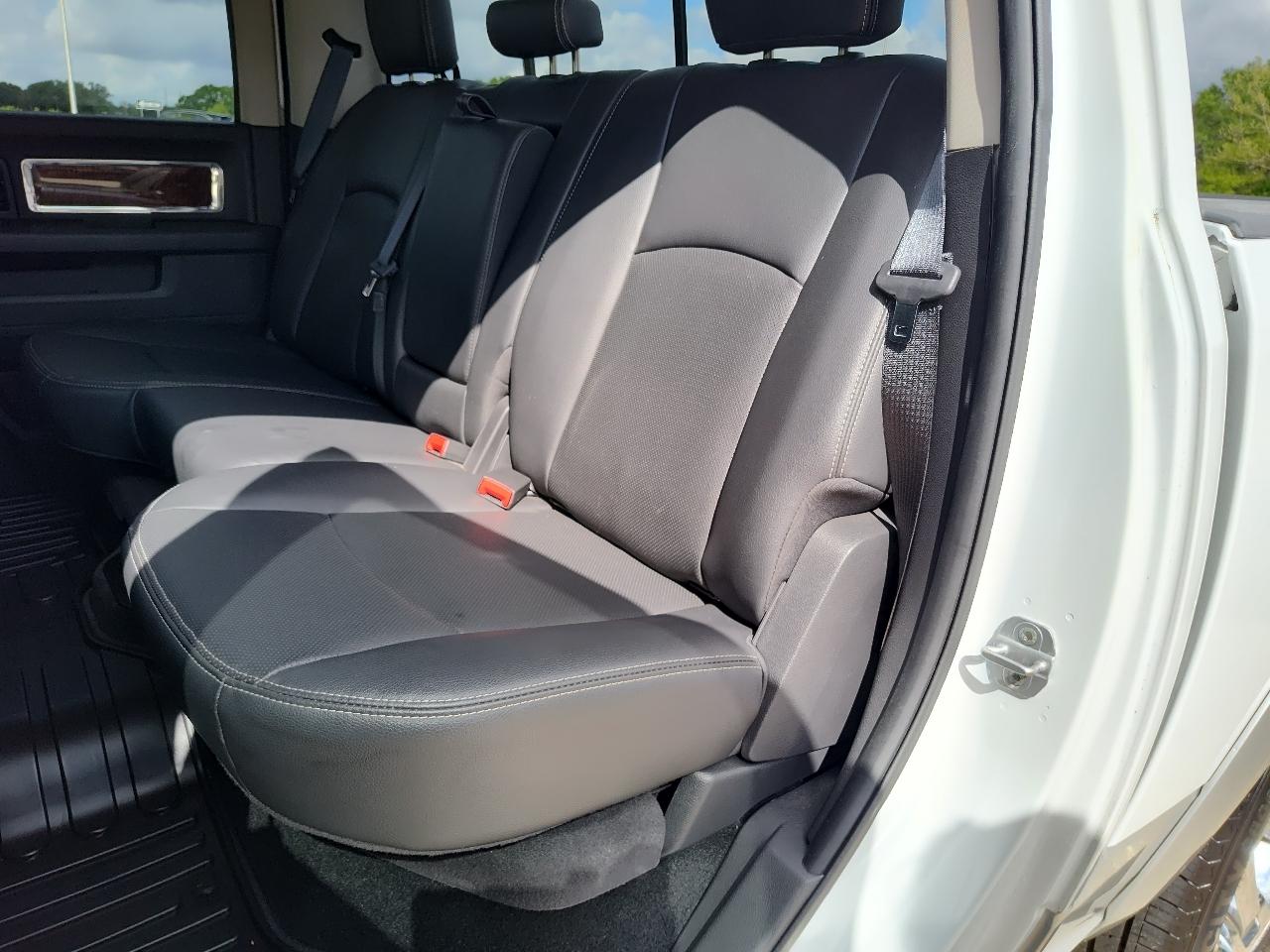 RAM 1500 4WD Crew Cab 140.5" Laramie 2012