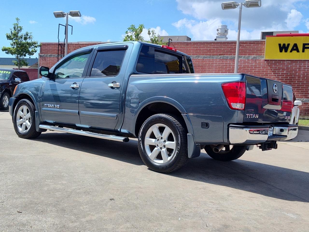 Nissan Titan 2WD Crew Cab SWB LE 2010