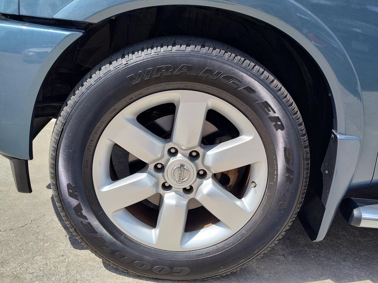 Nissan Titan 2WD Crew Cab SWB LE 2010