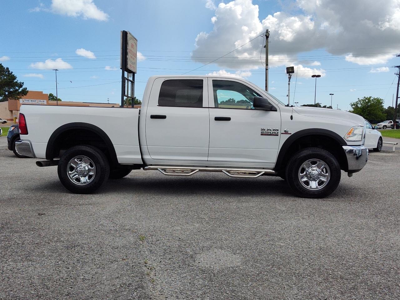 RAM 2500 Tradesman 4x4 Crew Cab 6'4" Box 2017