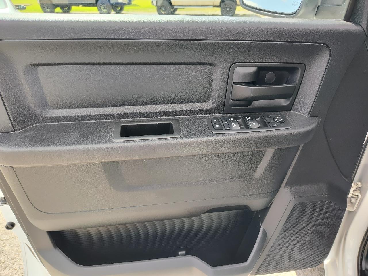 RAM 2500 Tradesman 4x4 Crew Cab 6'4" Box 2017