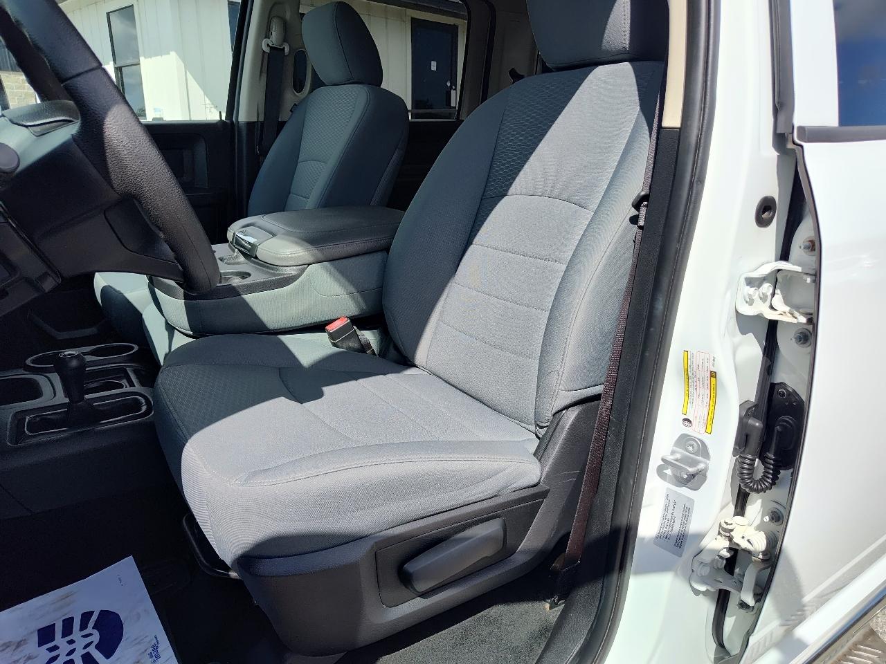 RAM 2500 Tradesman 4x4 Crew Cab 6'4" Box 2017
