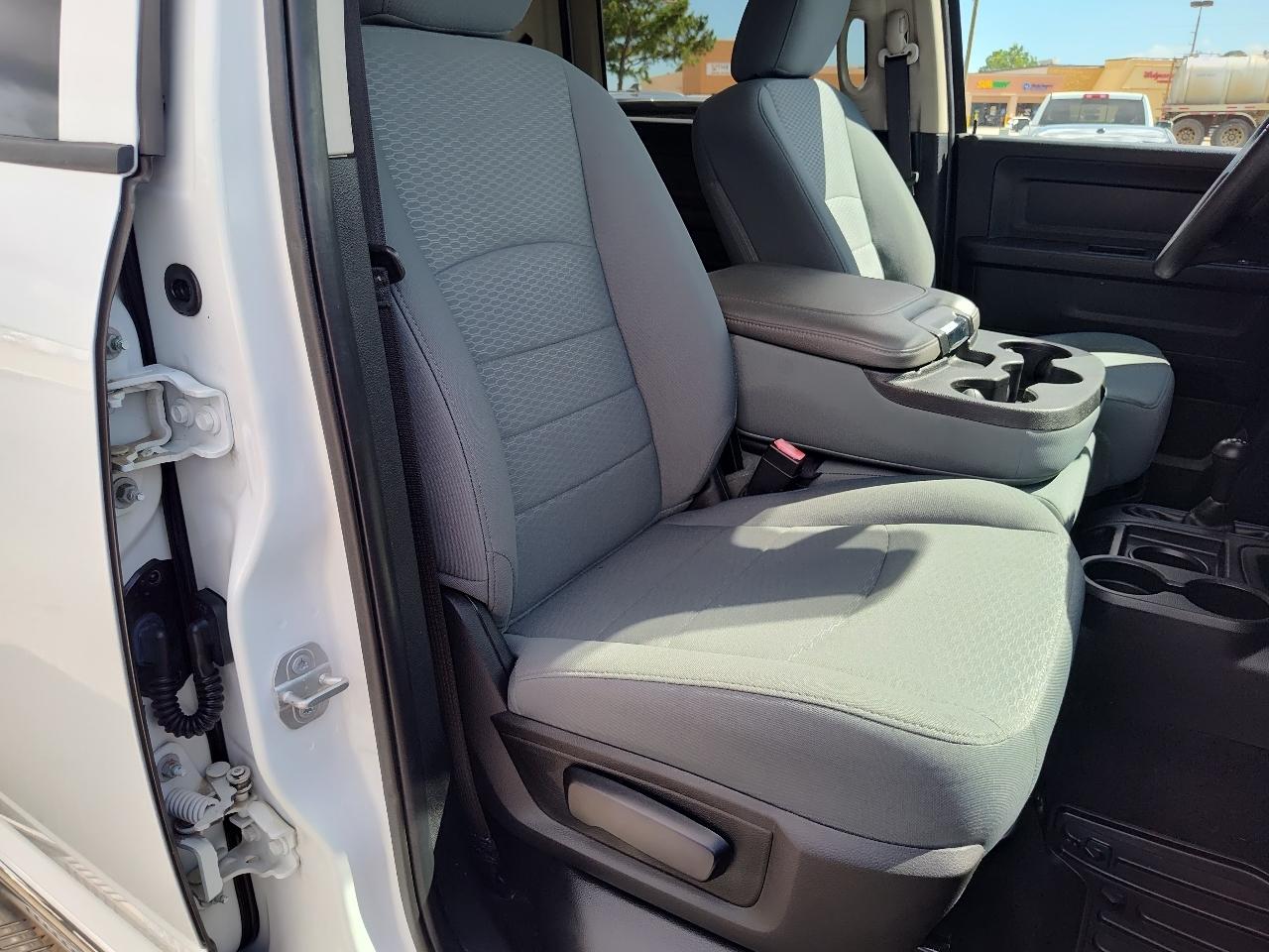 RAM 2500 Tradesman 4x4 Crew Cab 6'4" Box 2017