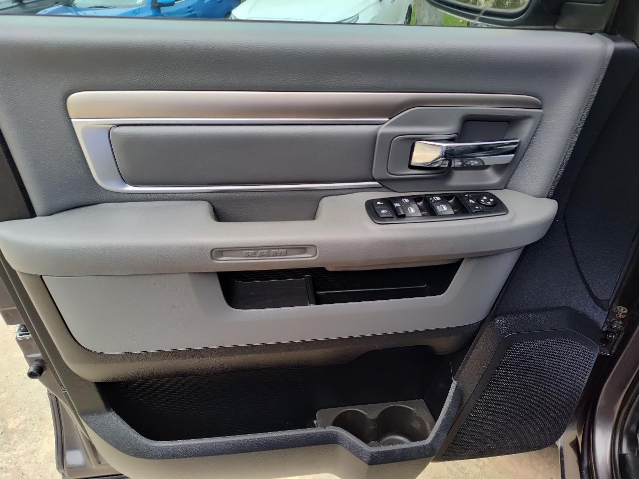 RAM 1500 4WD Crew Cab 140.5" Lone Star 2014