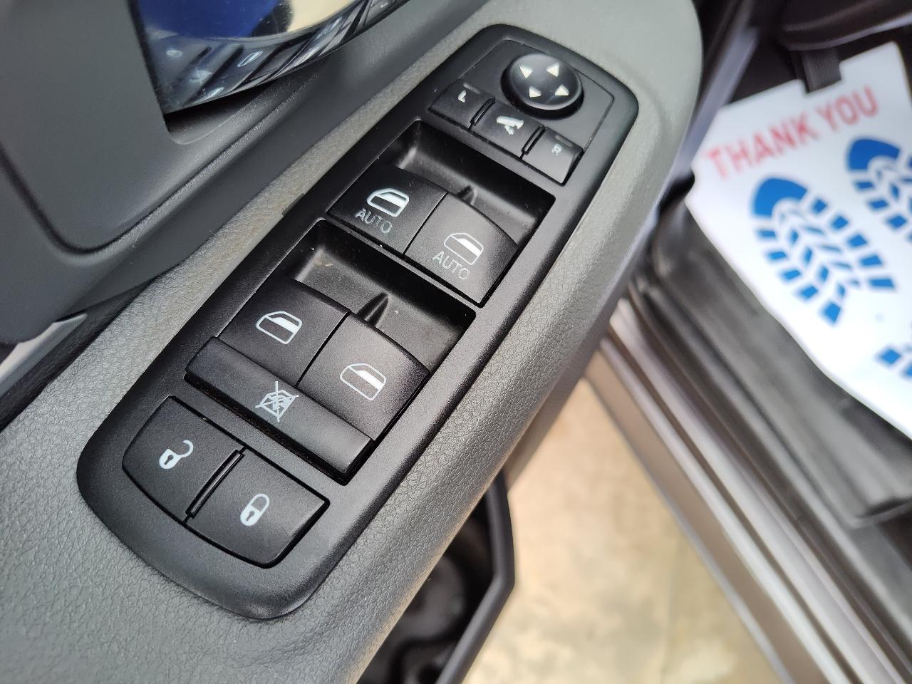 RAM 1500 4WD Crew Cab 140.5" Lone Star 2014