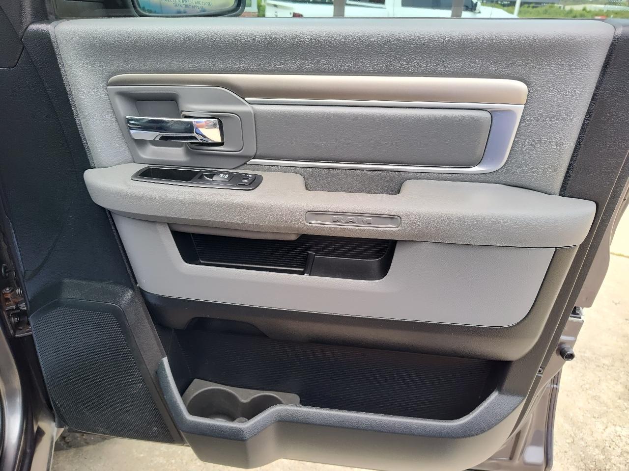 RAM 1500 4WD Crew Cab 140.5" Lone Star 2014