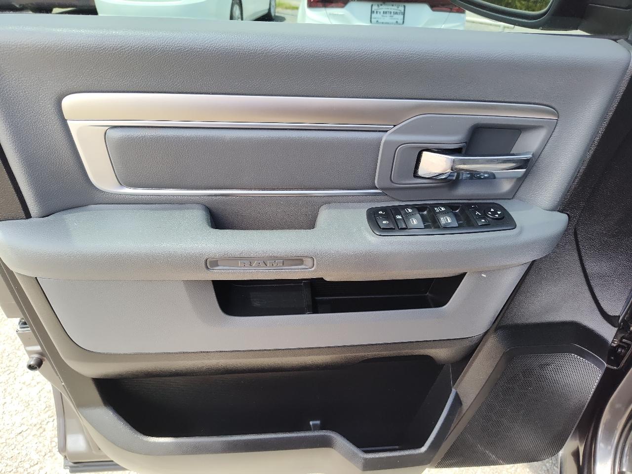 RAM 1500 Classic Lone Star 4x2 Crew Cab 5'7" Box 2019