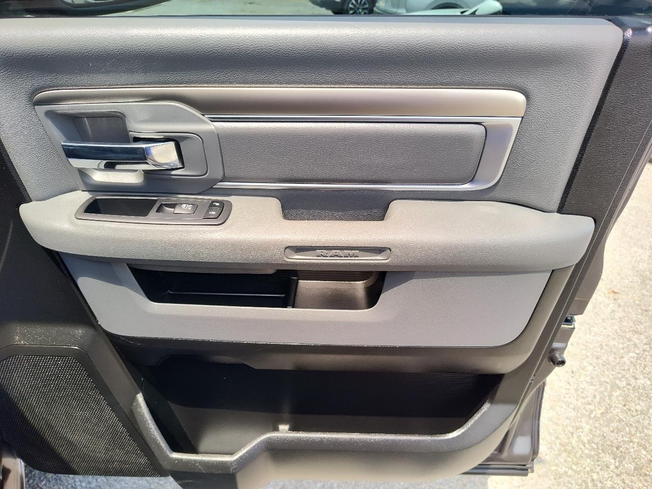 RAM 1500 Classic Lone Star 4x2 Crew Cab 5'7" Box 2019