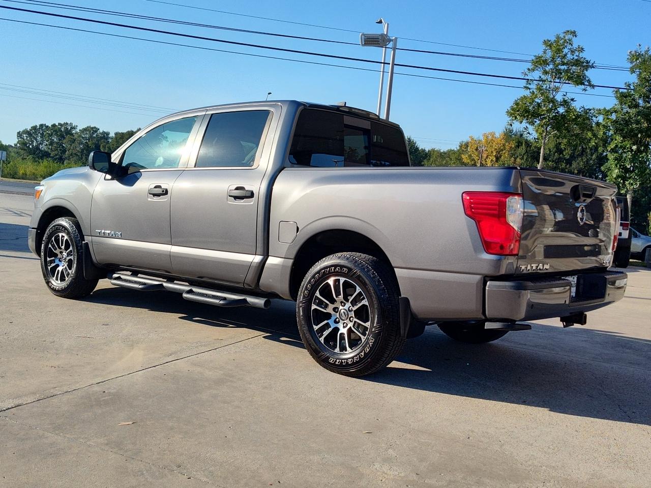 Nissan Titan 4x2 Crew Cab SV 2022